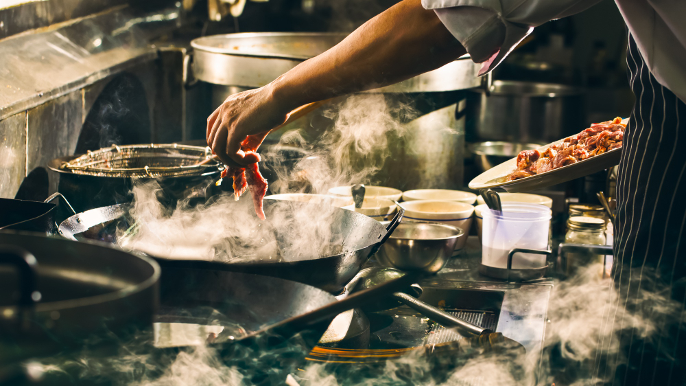 chef-is-cooking-beef-wok (1)